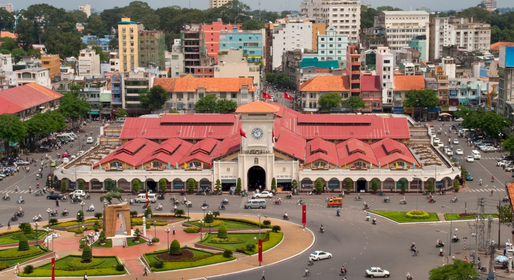 The highlight of the market is its massive, square-shaped clock tower, designed in the style of a majestic watchtower 